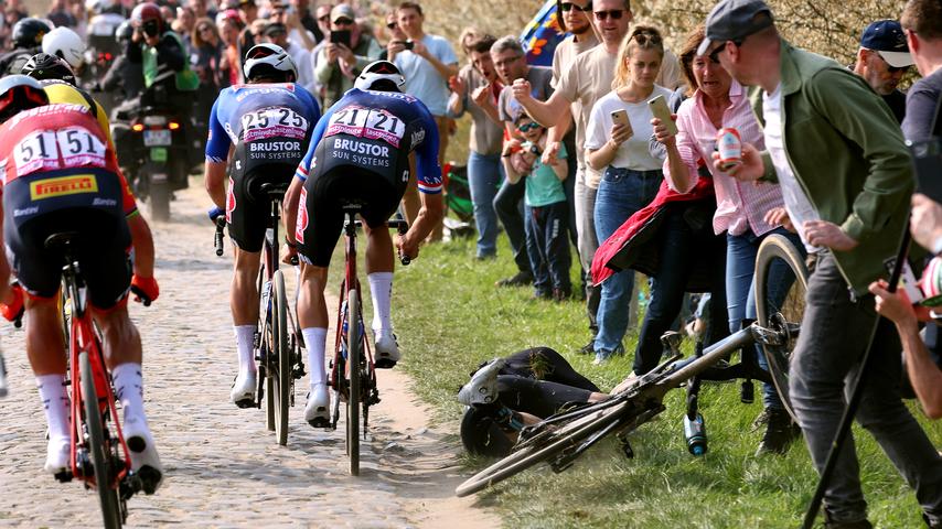 1681096858 813 So gewann Van der Poel in Roubaix „Von Anfang bis