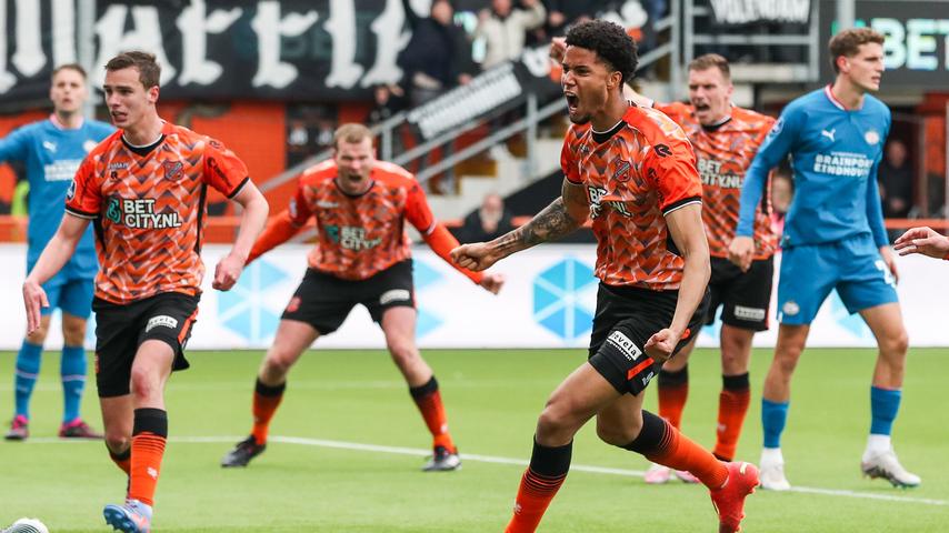 1681667937 27 PSV erhoeht Druck auf Ajax dank Sieg im spektakulaeren Duell