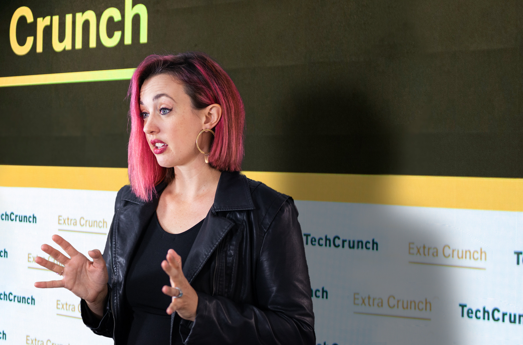 Ein zusammengesetztes Bild der Anwältin für Einwanderungsrecht Sophie Alcorn vor einem Hintergrund mit einem TechCrunch-Logo.