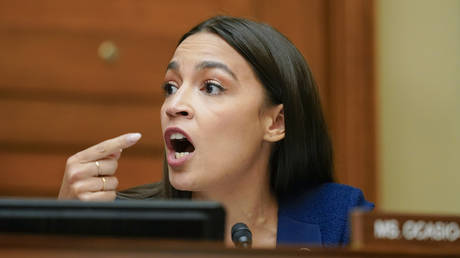 AOC freut sich darueber Tucker Carlson „deplatforming zu machen —