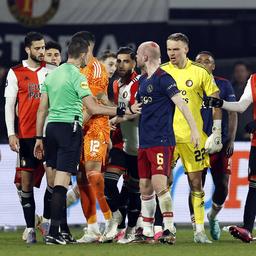 Ajax schlaegt Feyenoord im Halbfinale des KNVB Pokals getruebt durch Fan Fehlverhalten