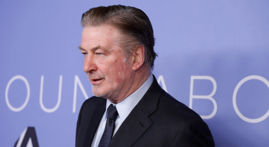 Alec Baldwin arbeitet mit einem Team zusammen um einen Dokumentarfilm