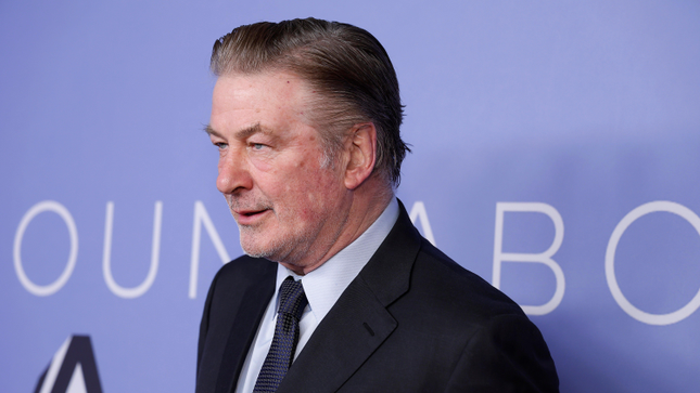 Alec Baldwin arbeitet mit einem Team zusammen um einen Dokumentarfilm