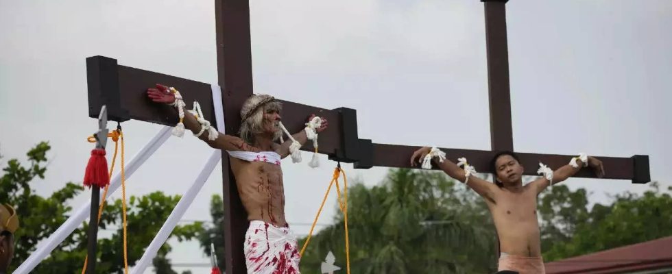 An ein Kreuz genagelt betet Filipino fuer ein Ende des