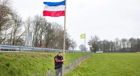 Angehoerige von Soldaten „Haengt die Fahnen wieder gerade auf