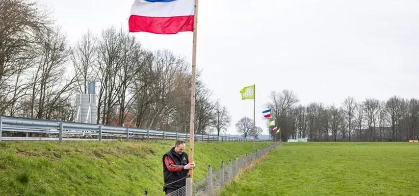 Angehoerige von Soldaten „Haengt die Fahnen wieder gerade auf