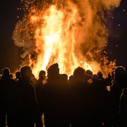 Angenehme Tradition oder Gestank und Belaestigung Sprechen Sie ueber Osterfeuer