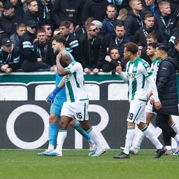 Anhaenger der Jetro Willems getroffen hat ist beim FC Groningen