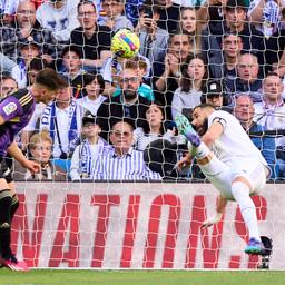 Benzema fuehrt Real innerhalb von sieben Minuten mit einem Hattrick