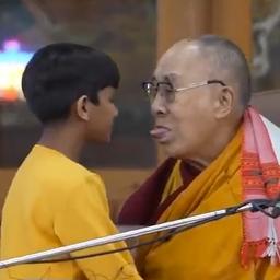 Dalai Lama entschuldigt sich fuer Kuss bei Minderjaehrigen Im