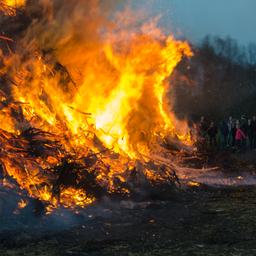 Das haeltst du von Osterfeuern Gestell