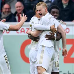 De Ligt verhilft den Bayern mit einem schoenen Tor zum