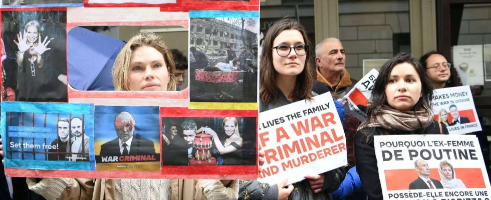 Demonstranten in Paris demonstrieren gegen „Blutgeld des stellvertretenden russischen Verteidigungsministers