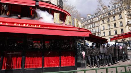 Demonstranten setzen Macrons Lieblingsrestaurant in Paris in Brand — World