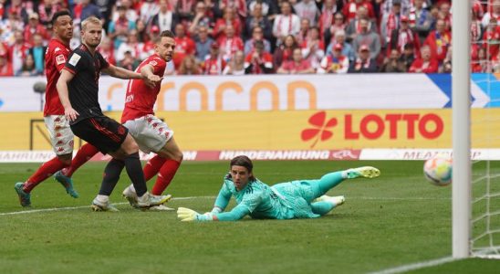 Der FC Bayern Muenchen muss befuerchten die Fuehrung durch die