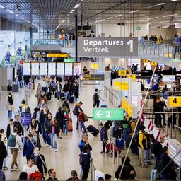 Der erste Tag der Maiferien verlaeuft diesmal reibungslos auf Schiphol