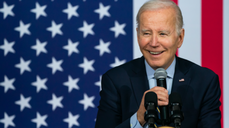 Der „alte Biden verspottet Alterskritiker — World