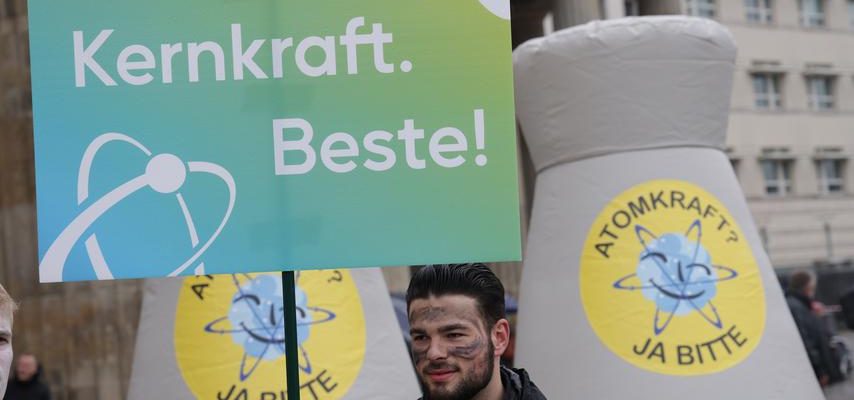 Deutsche ueber Abschaltung der letzten Atomkraftwerke gespalten Party und Proteste