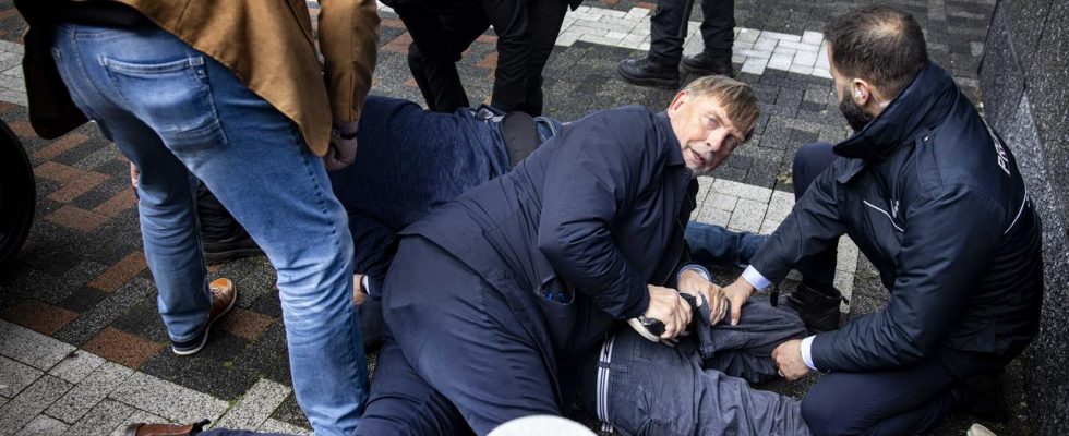 Die Polizei nimmt Demonstranten fest die bei einem Besuch der