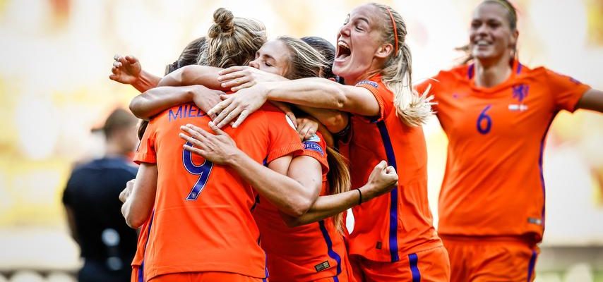 Die erfahrene Nationalspielerin Stefanie van der Gragt 30 hoert nach