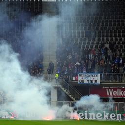 Duell zwischen AZ und Heerenveen wegen Feuerwerk auf dem Feld