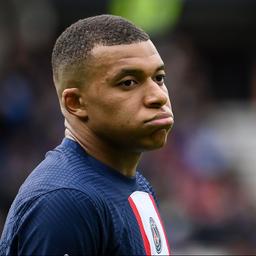 Dutzende von Paris Saint Germain stuerzen ueberraschend trotz skurrilem Tor Mbappe