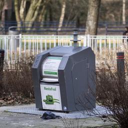 Eltern die das Baby in einem Container zurueckgelassen haben der