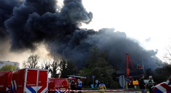 Feuerwehr zerstoert brennendes Gebaeude in Zoetermeer wegen Schwierigkeiten beim Loeschen