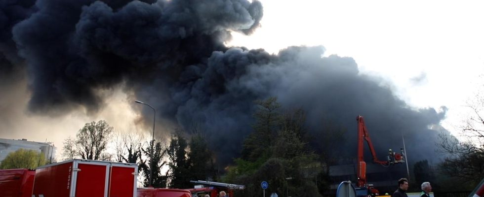 Feuerwehr zerstoert brennendes Gebaeude in Zoetermeer wegen Schwierigkeiten beim Loeschen