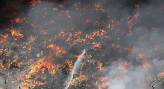 Feuerwehrleute und Armee arbeiten daran das massive Feuer auf dem