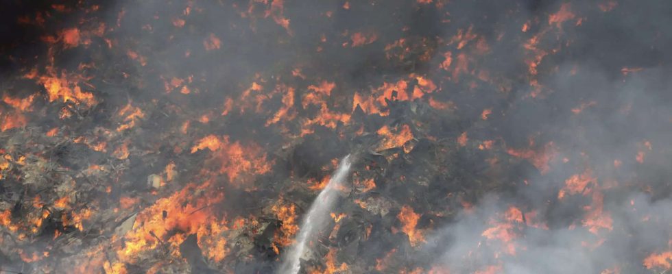 Feuerwehrleute und Armee arbeiten daran das massive Feuer auf dem