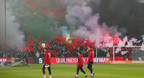 Feyenoord Ajax wegen enormer Rauchentwicklung minutenlang abgeschaltet Fussball