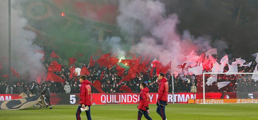 Feyenoord Ajax wegen enormer Rauchentwicklung minutenlang abgeschaltet Fussball