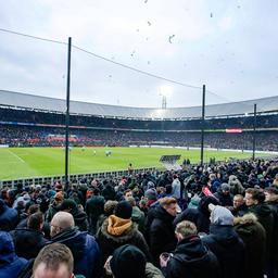 Feyenoord greift nach leichterem Zwischenfall ein gesamtes Feld mit Netzen