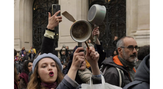 Frankreich schlaegt bei neuem Anti Renten Protest auf Toepfe und Pfannen ein