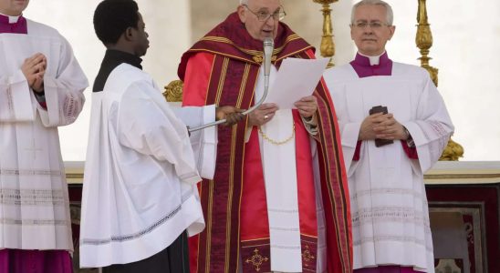 Franziskus Papst Franziskus leitet den Gottesdienst am Palmsonntag erholt sich