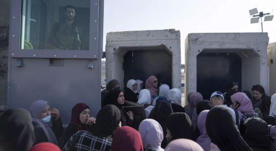 Fuer die Palaestinenser beginnt die heiligste Ramadan Nacht am Checkpoint