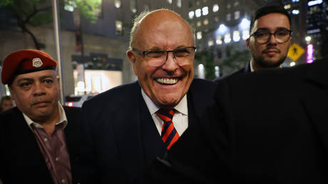 Giuliani enthuellt Geheimnisse der Wahlmanipulation in NYC — World