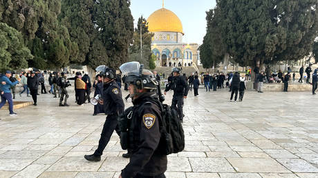 Israelische Polizei stuermt beruehmte Moschee VIDEOS — World