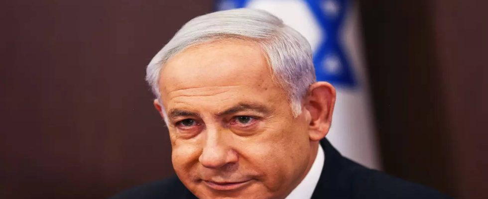 Israels Netanjahu haelt die Entlassung des Verteidigungsministers auf Eis