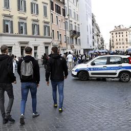 Italienische Polizei bringt Feyenoord Fans nach Angriff auf Roma Anhaenger in Sicherheit