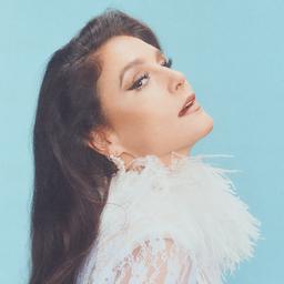 Jessie Ware toetete Laptops waehrend sie ein neues Disco Album machte