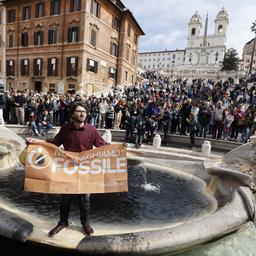 Klimaaktivisten faerben Brunnen an der Spanischen Treppe in Rom schwarz