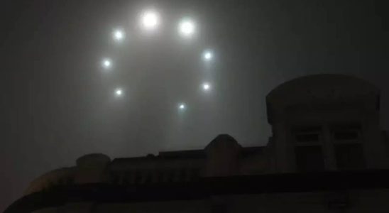 Lichtblitz ueber Kyiv laesst Funken ueber herunterfallenden Satelliten Aliens summen