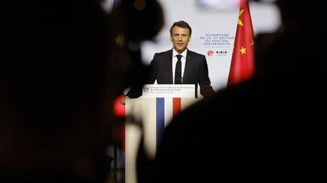 Macron gibt waehrend seiner Reise nach China eine Warnung heraus