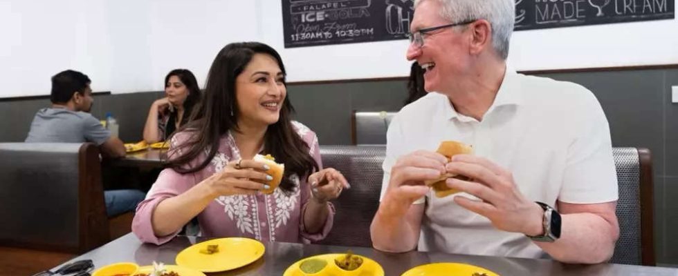 Madhuri Dixit stellt Tim Cook Vada Pav vor Hier ist