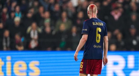 Mann in De Kuip festgenommen weil er Feuerzeug geworfen hat