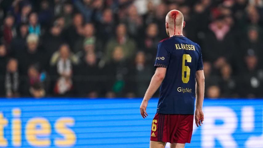 Mann in De Kuip festgenommen weil er Feuerzeug geworfen hat