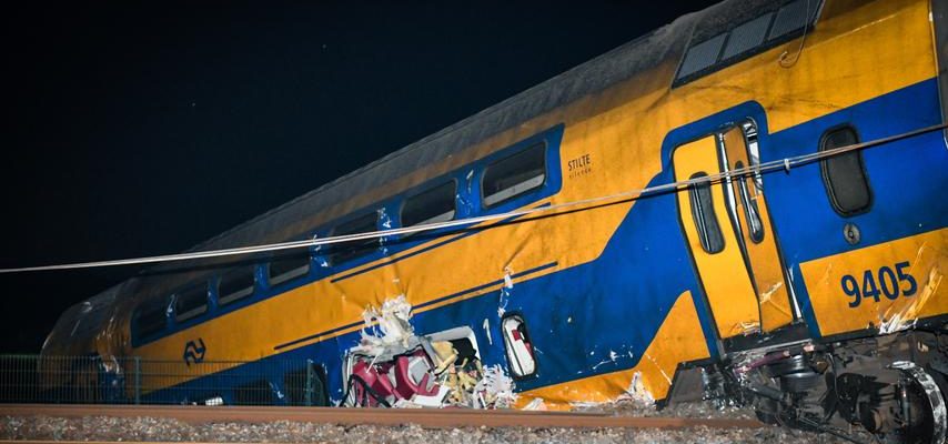 Mehrere Schwerverletzte nach Kollision eines Zuges mit Baumaschinen bei Voorschoten