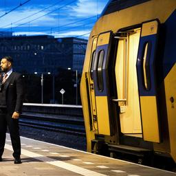 NS Amtspersonal haeufiger im Zug um Zugbegleiter zu entlasten Arbeiten